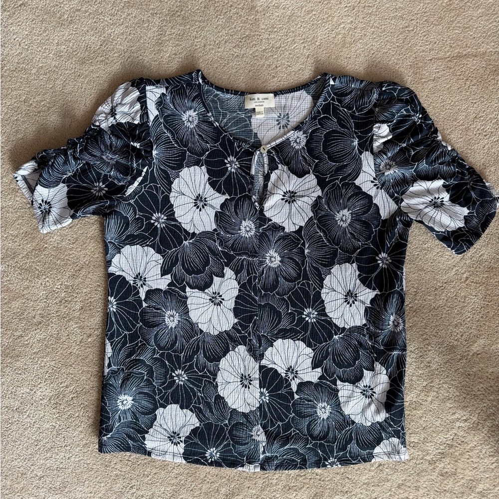 Kim & Cami Navy and White Floral Short Sleeve Top